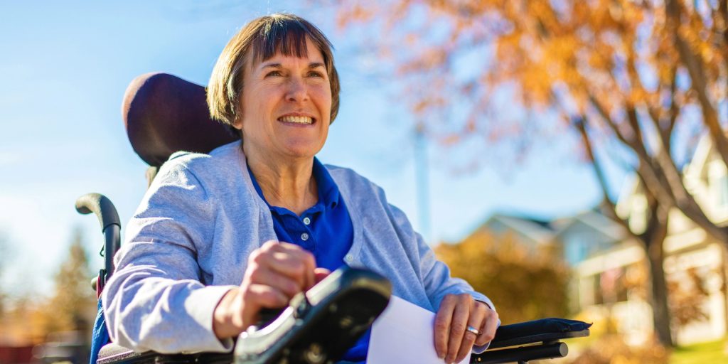 MS-Lebenserwartung: Seniorin in Rollstuhl