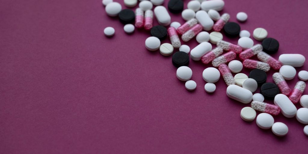 MS-Medikamente auf violettem Hintergrund